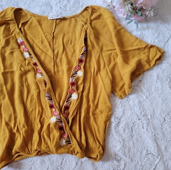 ✨️CL ChloeKatie Mustard Yellow Floral Stitch Embroidery Sash VNeck Wide Sleeve M - Picture 3 of 13